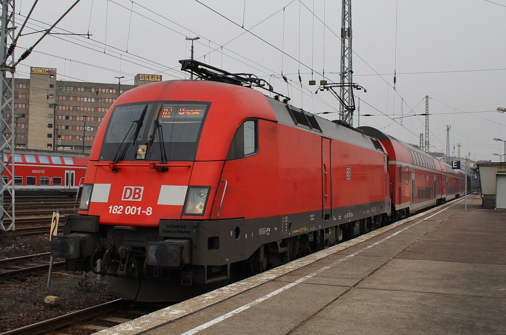 Hier 182 001-8 mit einem RE2 von Cottbus nach Wismar, bei der Ausfahrt am 28.1.2012 aus Berlin Lichtenberg.