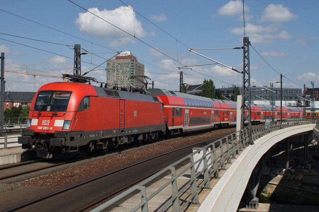 Hier 182 001-8 mit einem RE2 (RE37382) von Cottbus nach Wismar, bei der Einfahrt am 4.7.2012 in Berlin Hbf. 