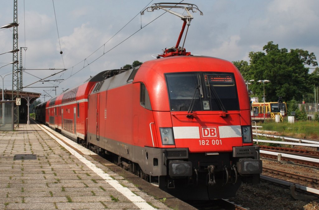 Hier 182 001 mit einem RE1 (RE18114) von Eisenhüttenstadt nach Magdeburg Hbf., bei der Einfahrt am 28.6.2013 in Berlin Wannsee. 