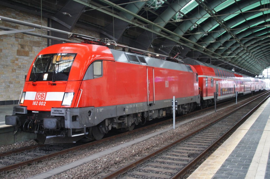 Hier 182 002 mit einem RE1 (RE18119) von Magdeburg Hbf. nach Frankfurt(Oder), dieser Zug stand am 18.5.2013 in Berlin Ostbahnhof.