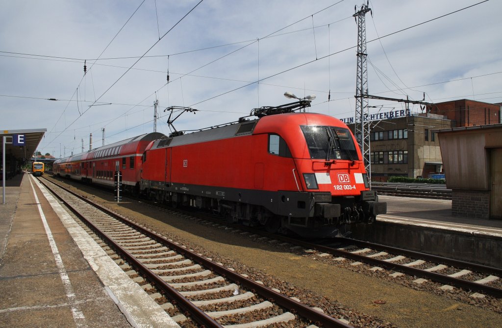Hier 182 003-4 mit einem RE2 (RE37380) von Cottbus nach Wismar, bei der Ausfahrt am 26.5.2012 aus Berlin Lichtenberg. 	