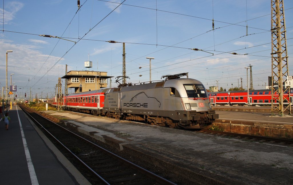 Hier 182 004-2 mit einem RE10 von Cottbus nach Leipzig Hbf., bei der Einfahrt am 3.10.2011 in Leipzig Hbf.