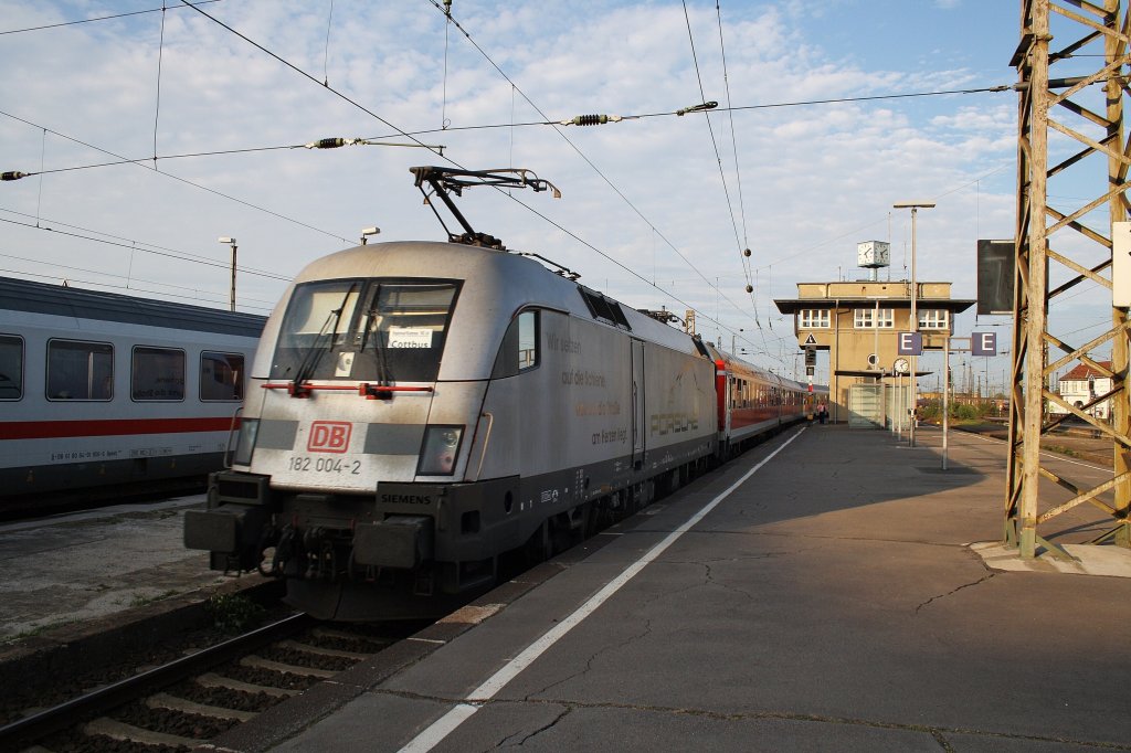 Hier 182 004-2 mit einem RE10 von Leipzig Hbf. nach Cottbus, bei der Ausfahrt am 3.10.2011 aus Leipzig Hbf.