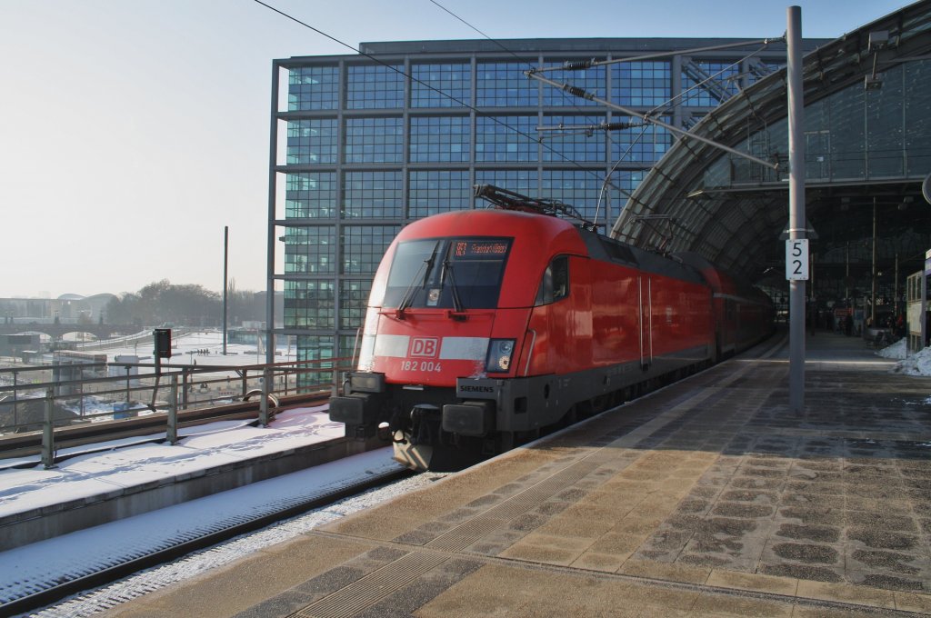 Hier 182 004 mit einem RE1 (RE18179) von Brandenburg Hbf. nach Frankfurt(Oder), bei der Ausfahrt am 26.1.2013 aus Berlin Hbf. 