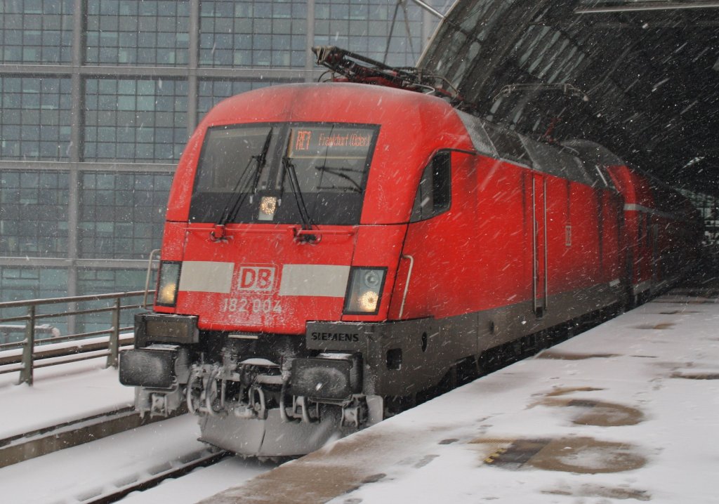 Hier 182 004 mit einem RE1 (RE18175) von Brandenburg Hbf. nach Frankfurt(Oder), bei der Ausfahrt am 10.3.2013 aus Berlin Hbf. 