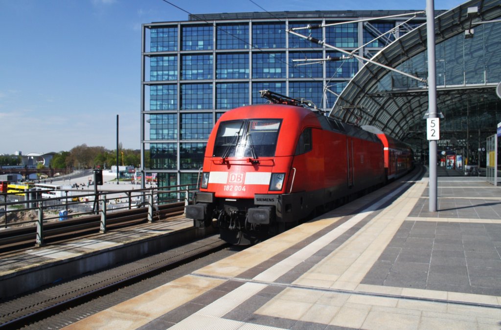 Hier 182 004 mit einem RE1 (RE18175) von Brandenburg Hbf. nach Frankfurt(Oder), bei der Ausfahrt am 1.5.2013 aus Berlin Hbf. 