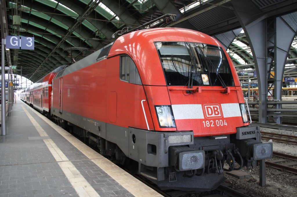 Hier 182 004 mit einem RE1 (RE18185) von Brandenburg Hbf. nach Berlin Ostbahnhof, dieser Zug stand am 23.6.2013 in Berlin Ostbahnhof. 