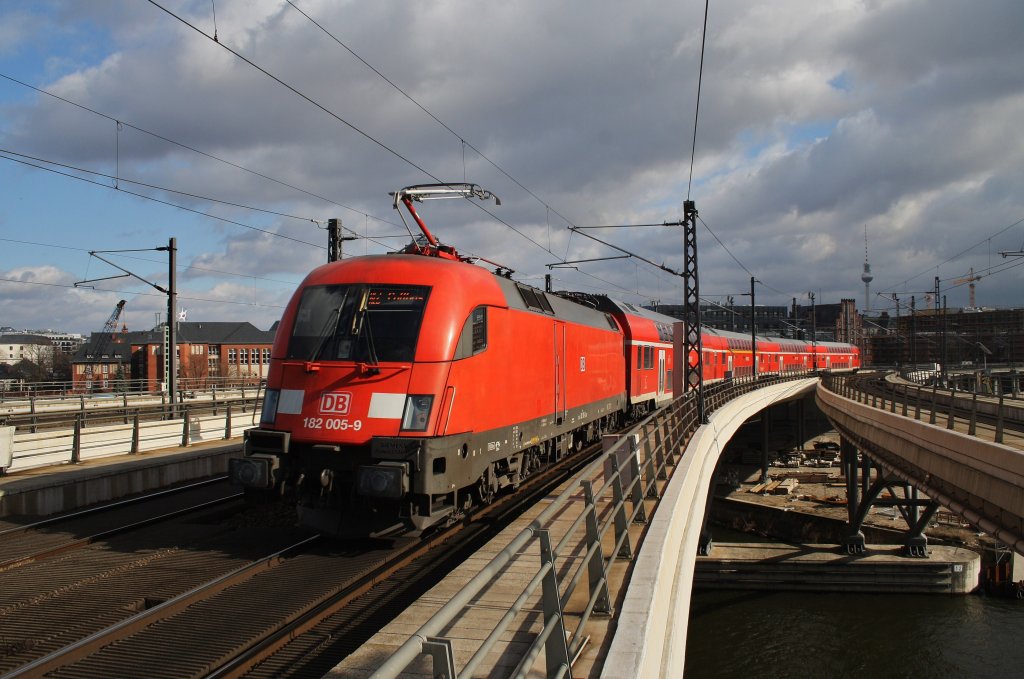 Hier 182 005-9 mit einem RE2 von Wismar nach Cottbus, bei der Ausfahrt am 25.2.2012 aus Berlin Hbf.