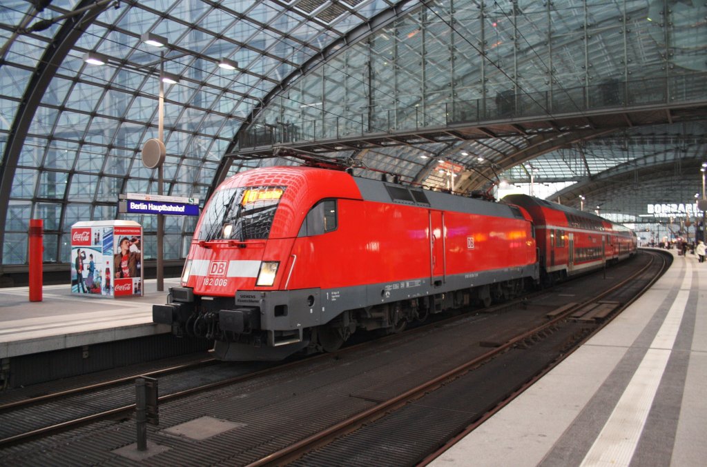 Hier 182 006 mit einem RE1 (RE18187) von Brandenburg Hbf. nach Frankfurt(Oder), dieser Zug stand am 16.2.2013 in Berlin Hbf. 