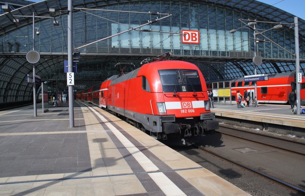 Hier 182 006 mit einem RE1 (RE18111) von Magdeburg Hbf. nach Frankfurt(Oder), bei der Ausfahrt am 1.5.2013 aus Berlin Hbf. 