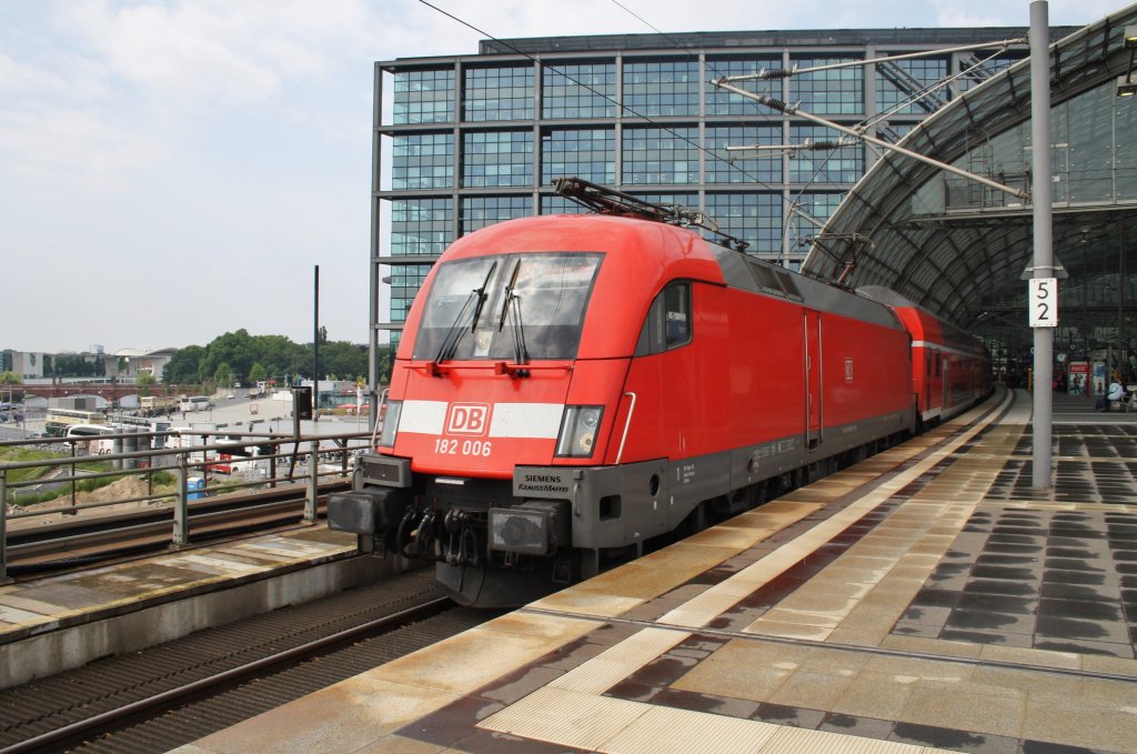 Hier 182 006 mit einem RE1 (RE18111) von Magdeburg Hbf. nach Frankfurt(Oder), bei der Ausfahrt am 1.7.2013 aus Berlin Hbf.