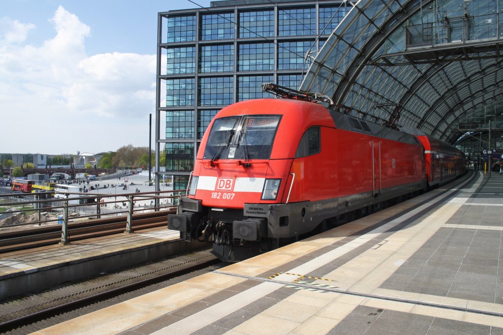 Hier 182 007 mit einem RE1 (RE18177) von Brandenburg Hbf. nach Frankfurt(Oder), bei der Ausfahrt am 1.5.2013 aus Berlin Hbf. 