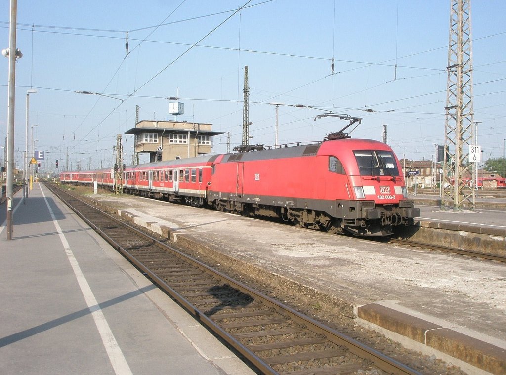 Hier 182 008-3 mit einem RE10 von Leipzig Hbf. nach Cottbus, bei dder Ausfahrt am 22.4.2011 aus Leipzig Hbf.
