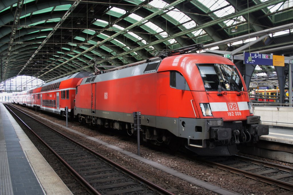 Hier 182 008 mit einem RE1 (RE18183) von Brandenburg Hbf. nach Berlin Ostbahnhof, dieser Zug stand am 23.6.2013 in Berlin Ostbahnhof. 