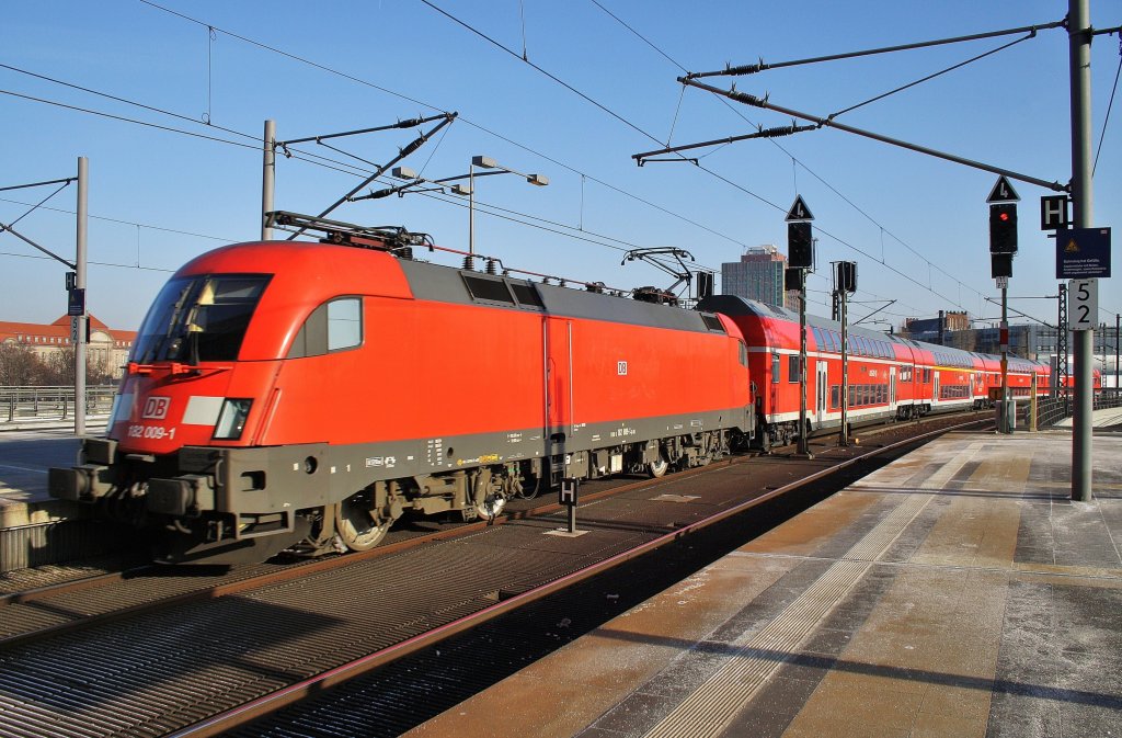 Hier 182 009-1 mit einem RE2 von Cottbus nach Wismar, bei der Einfahrt am 30.1.2012 in Berlin Hbf.