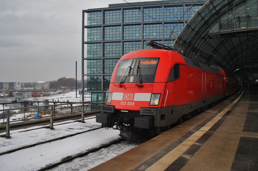 Hier 182 009 mit einem RE1 (RE18179) von Brandenburg Hbf. nach Fürstenwalde(Spree), bei der Ausfahrt am 15.12.2012 aus Berlin Hbf. 