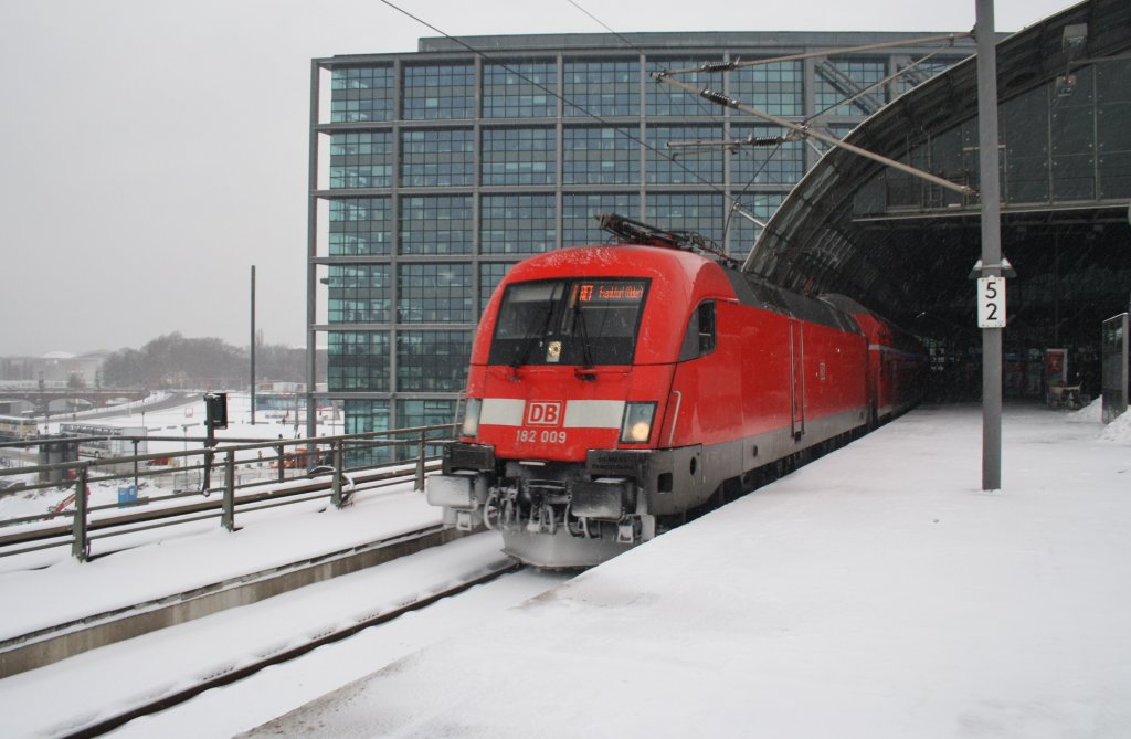 Hier 182 009 mit einem RE1 (RE18181) von Brandenburg Hbf. nach Frankfurt(Oder), bei der Ausfahrt am 10.3.2013 aus Berlin Hbf. 