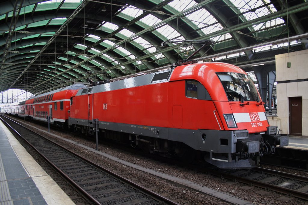 Hier 182 009 mit einem RE1 (RE18185) von Brandenburg Hbf. nach Berlin Ostbahnhof, dieser Zug stand am 23.6.2013 in Berlin Ostbahnhof. 