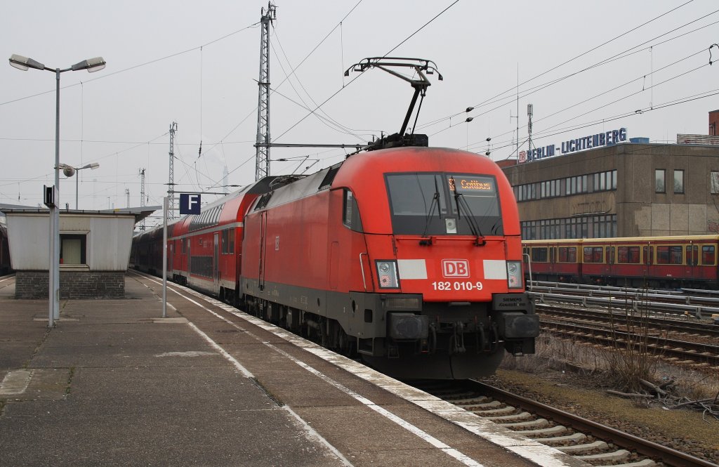 Hier 182 010-9 mit einem RE2 von Wismar nach Cottbus, bei der Einfahrt am 28.1.2012 in Berlin Lichtenberg.
