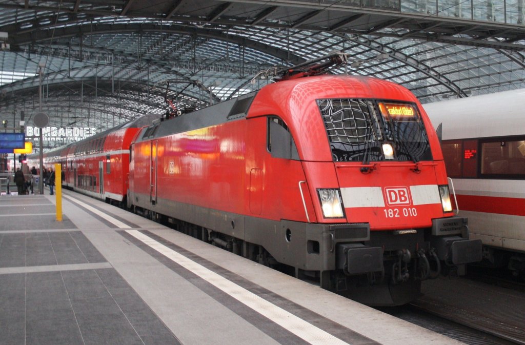 Hier 182 010 mit einem RE1 (RE18119) von Magdeburg Hbf. nach Frankfurt(Oder), dieser Zug stand am 16.2.2013 in Berlin Hbf. 