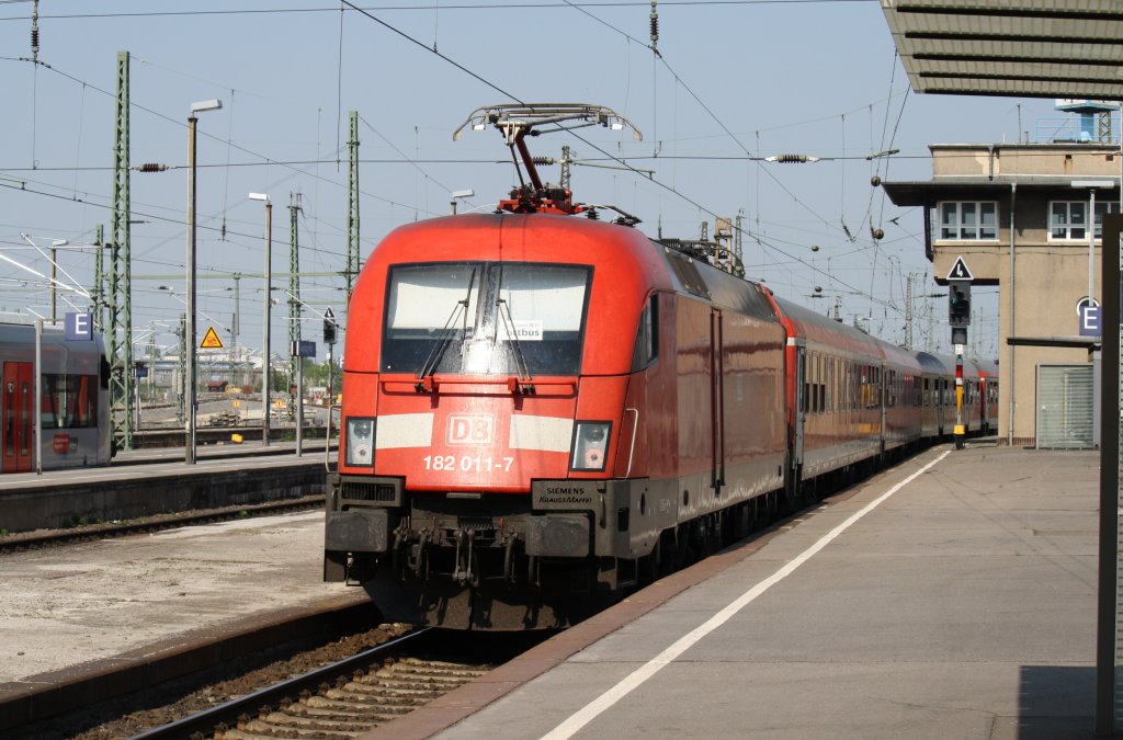 Hier 182 011-7 mit einem RE10 von Leipzig Hbf. nach Cottbus, bei der Ausfahrt am 22.4.2011 aus Leipzig Hbf.