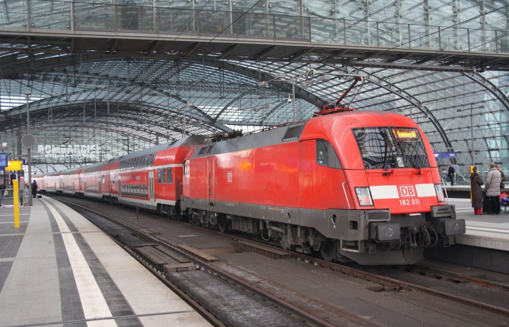 Hier 182 011 mit einem RE1 (RE18172) von Frankfurt(Oder) nach Brandenburg Hbf., dieser Zug stand am 16.2.2013 in Berlin Hbf. 