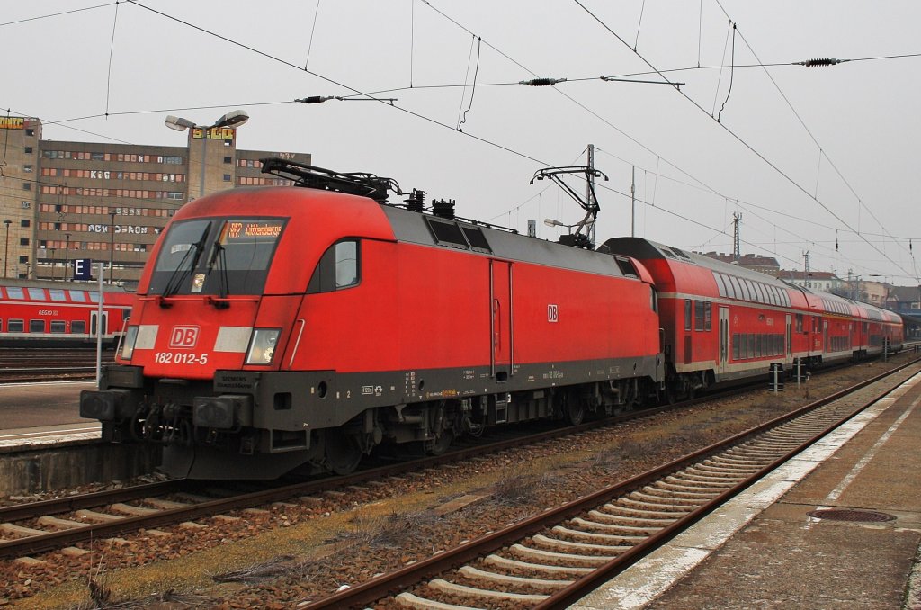 Hier 182 012-5 mit einem RE2 von Cottbus nach Wittenberge, bei der Ausfahrt am 28.1.2012 aus Berlin Lichtenberg.