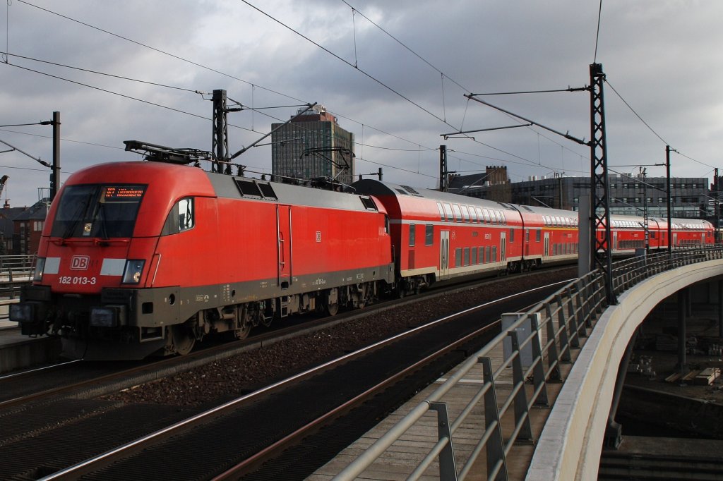 Hier 182 013-3 mit einem RE2 von Cottbus nach Wittenberge, bei der Einfahrt am 25.2.2012 in Berlin Hbf.