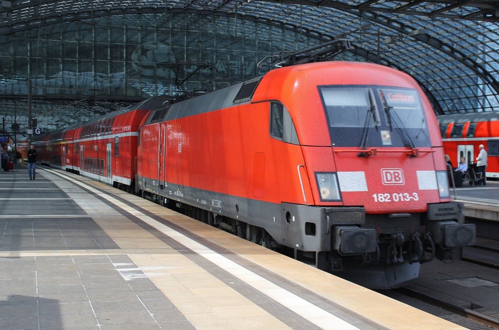 Hier 182 013-3 mit einem RE2 (RE37381) von Bad Kleinen nach Cottbus, bei der Ausfahrt am 30.4.2012 aus Berlin Hbf.