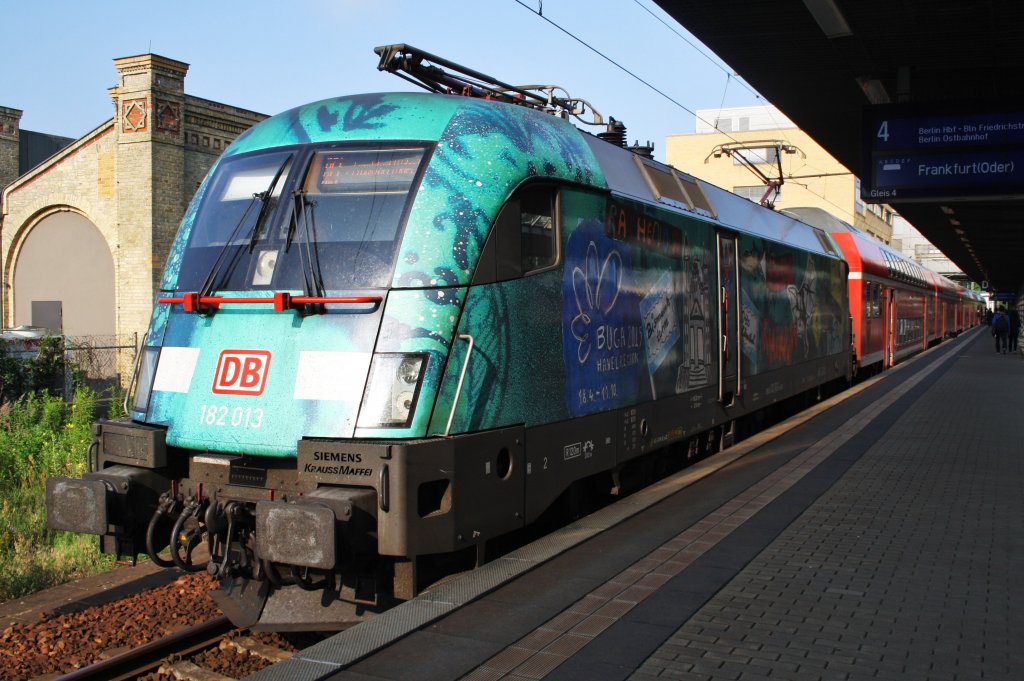 Hier 182 013 mit einem RE1 (RE18107) von Magdeburg Hbf. nach Frankfurt(Oder), dieser Zug stand am 6.7.2013 in Potsdam Hbf. 