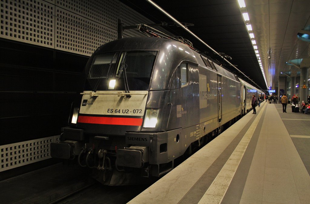 Hier 182 572-8 mit EC249 von Hamburg-Altona nach Krakow Glowny, dieser Zug stand am 25.2.2012 in Berlin Hbf.(tief).