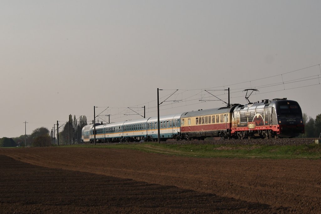 Hier 183 001 im Abendlichen Licht am 19.04.2011 in Kfering.