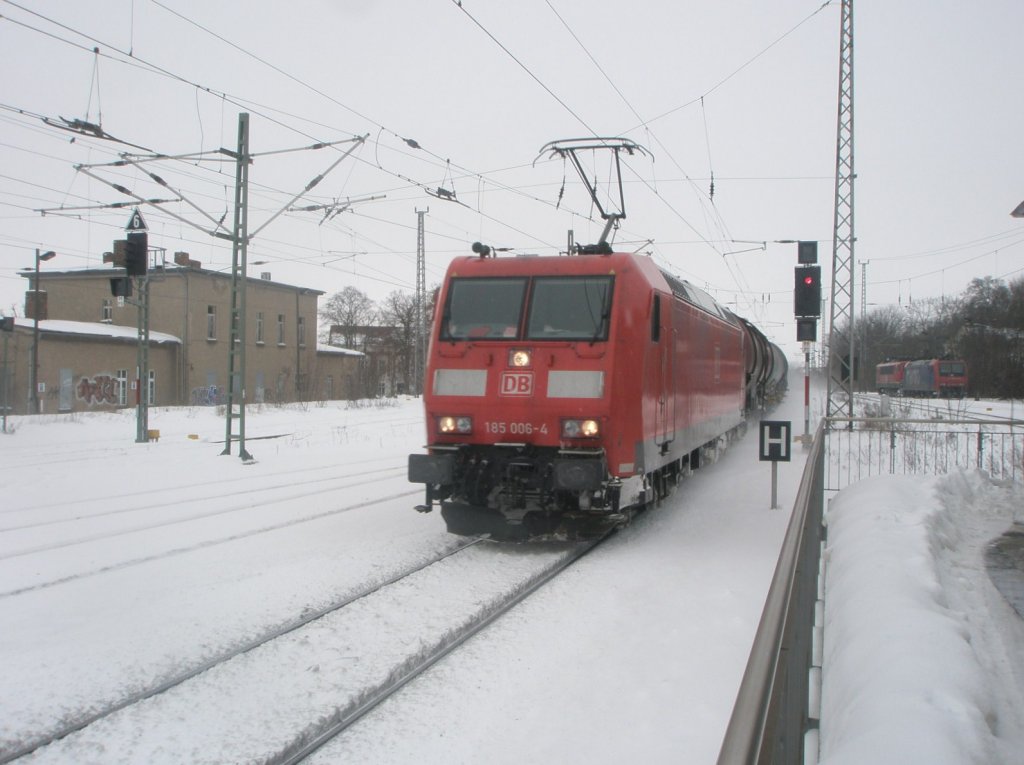 Hier 185 006-4 mit einem Kesselwagenzug nach Stendell, bei der Durchfahrt am 14.2.2010 durch Angermnde.