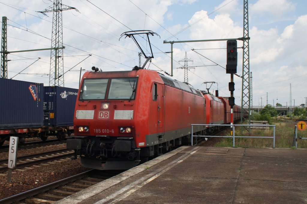 Hier 185 010-6 und 185 151-8 mit einem Schttgutwagenzug, bei der Durchfahrt am 1.7.2013 durch Berlin Schnefeld Flughafen, in Richtung Genshagener Heide.