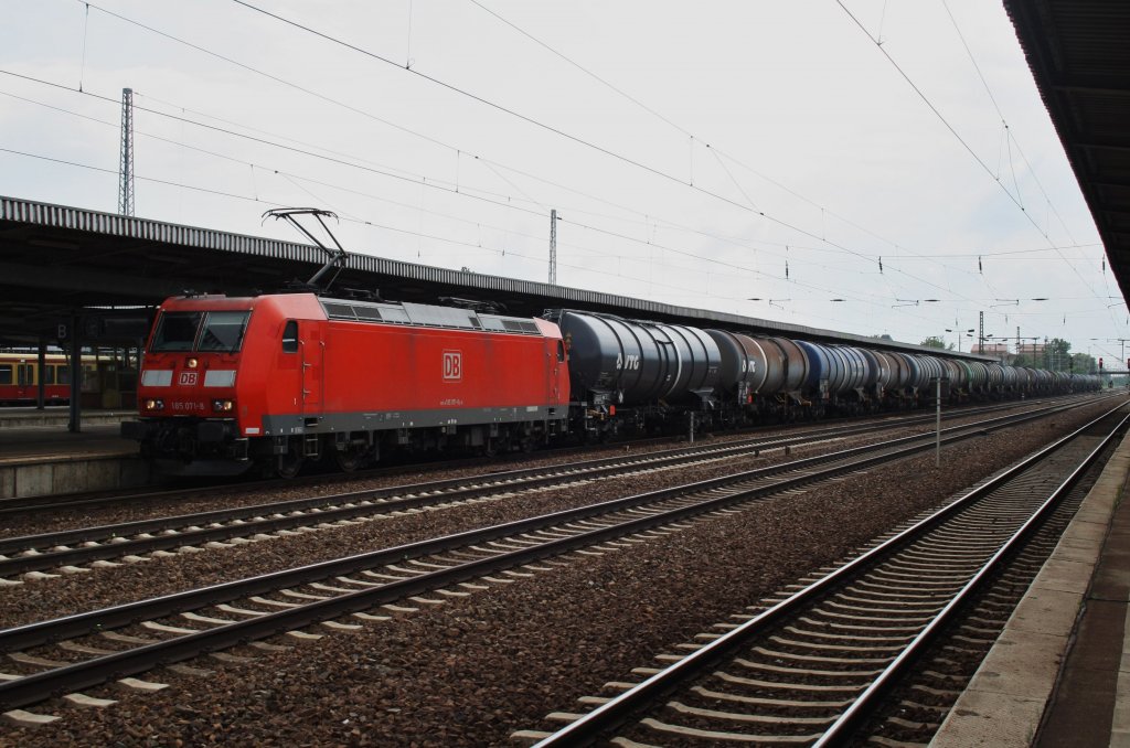 Hier 185 071-8 mit einem Kesselwagenzug, bei der Durchfahrt am 28.6.2013 durch Berlin Schnefeld Flughafen, in Richtung Berlin Grnauer Kreuz.