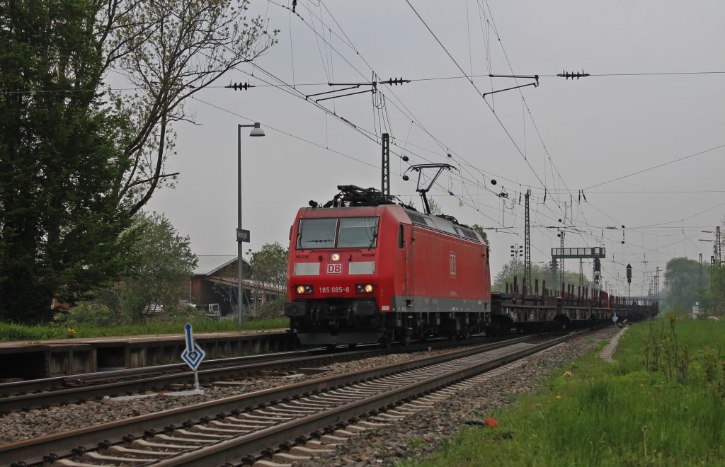 Hier ist 185 085-8 mit Stahlbrammen bei der Ausfahrt aus der Gleisbaustelle in Kenzingen gen Sden. 