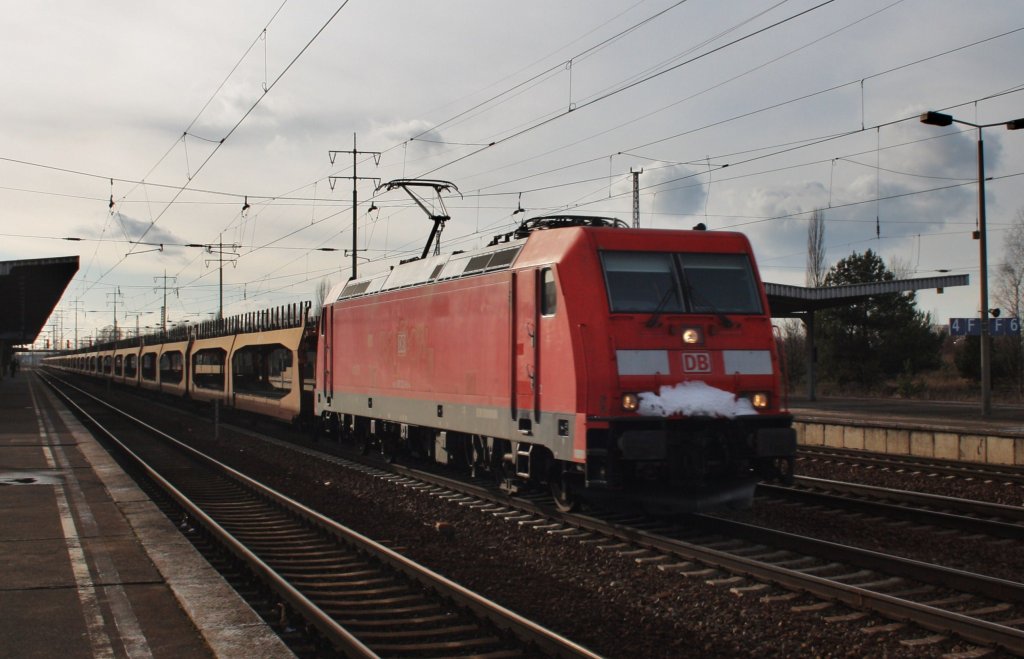 Hier 185 122-9 mit einem leeren Autotransportzug, bei der Durchfahrt am 6.2.2013 durch Berlin schnefled Flughafen, in Richtung Berlin Grnauer Kreuz.