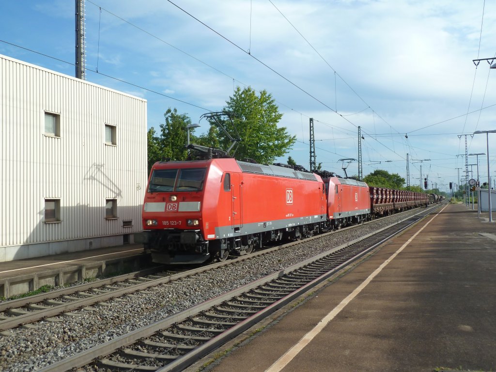 Hier ist 185 123-7 und BR 185 ___-_ mit einem gemischten Gterzug neben dem Stellwerk in Mllheim (Baden). (14.08.2012)