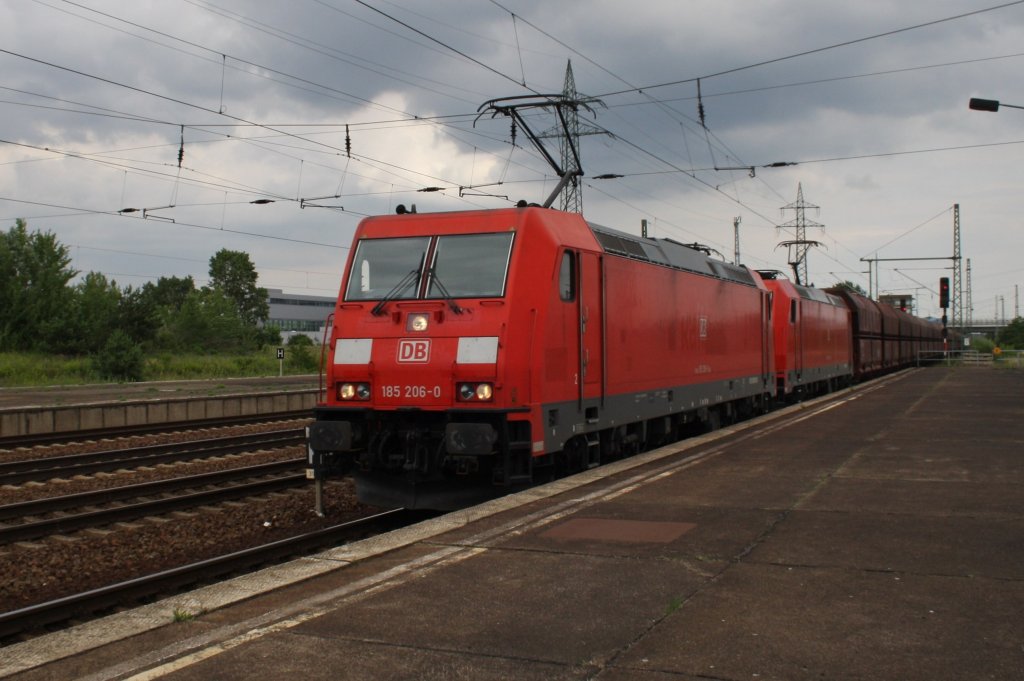 Hier 185 206-0 und 185 235-9 mit einem Schttgutwagenzug, bei der Durchfahrt am 28.6.2013 durch Berlin Schnefeld Flughafen, in Richtung Genshagener Heide.