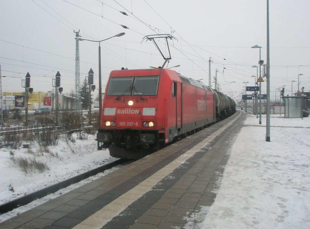 Hier 185 207-8 mit einem Kesselwagenzug in Richtung Berlin , bei der Durchfahrt am 23.12.2009 durch Angermnde.