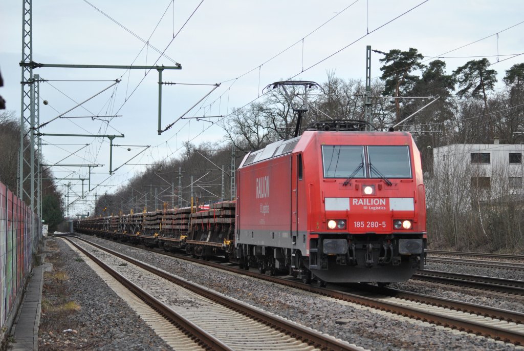 Hier 185 280-5 mit einem Gterzug beladen mit alten Schwellen am 23.01.2012 bei der Durchfahrt in Buchschlag.