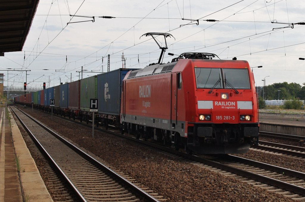 Hier 185 281-3 mit einem Containerzug, bei der Durchfahrt am 3.10.2012 durch Berlin Schnefeld Flughafen, in Richtung Wnsdorf-Waldstadt.