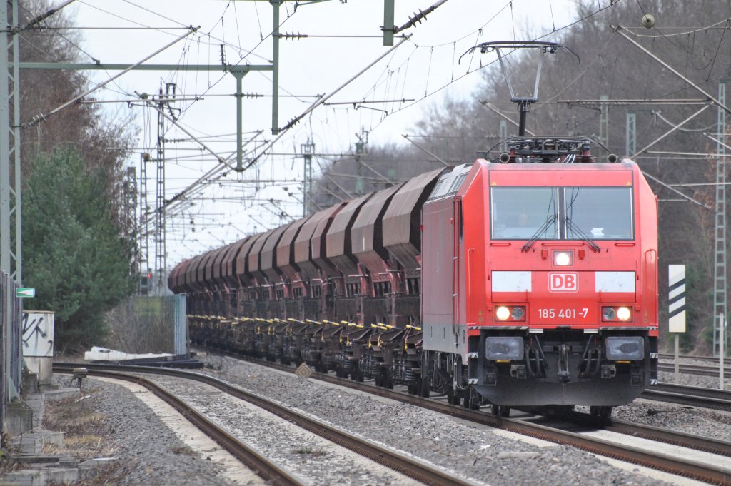 Hier 185 401-7 bei der Durchfahrt in Buchschlag am 23.01.2012. 