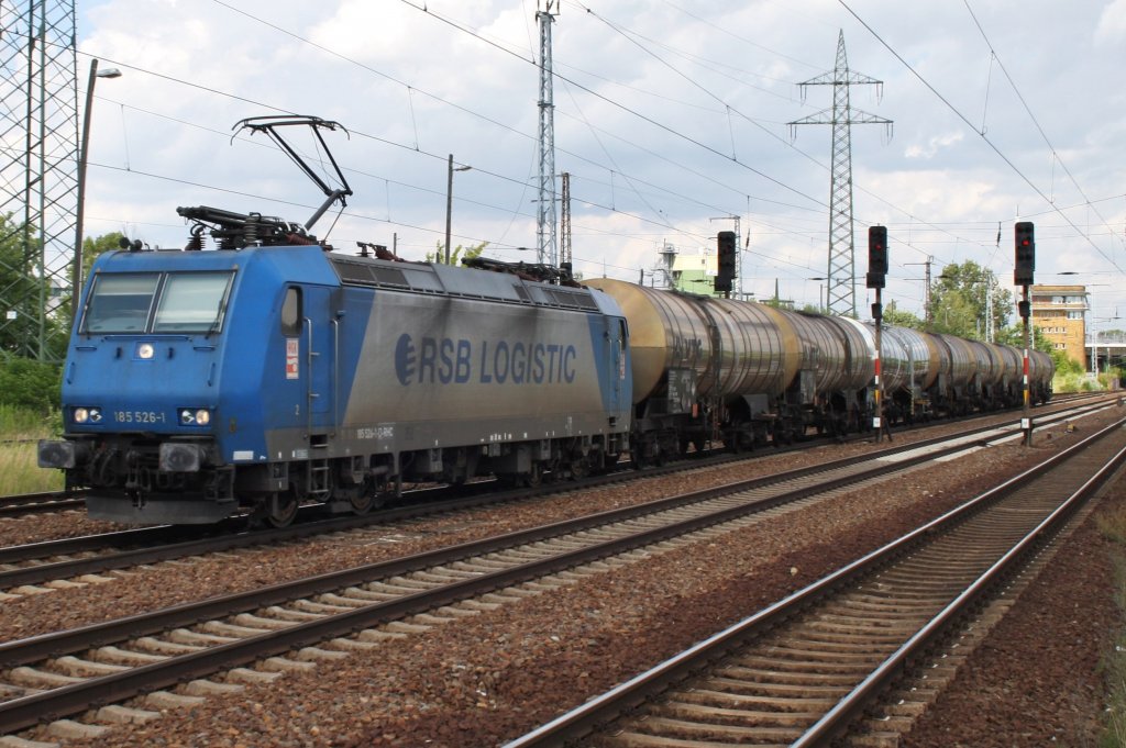 Hier 185 526-1 mit einem Kesselwagenzug, bei der Durchfahrt am 1.7.2013 durch Berlin Schnefeld Flughafen, in Richtung Genshagener Heide.