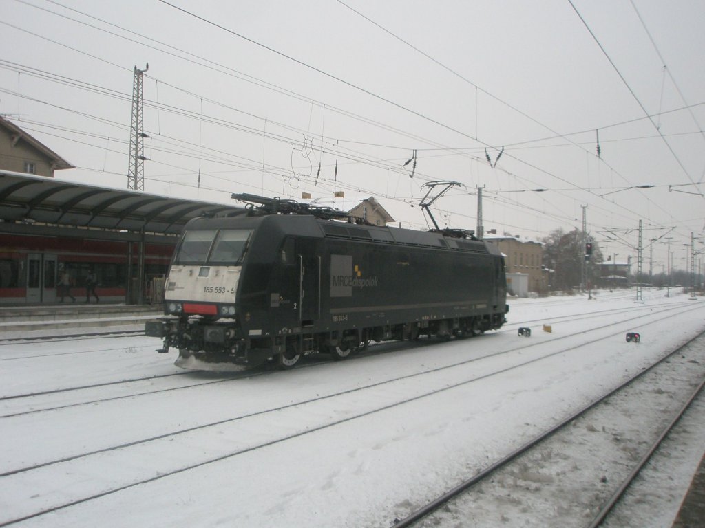 Hier 185 533-5, bei der Durchfahrt am 14.1.2010 durch Angermnde.