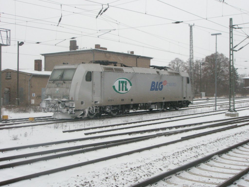 Hier 185 552-4, abgestellt am 9.1.2010 in Angermnde.
