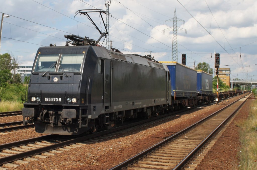Hier 185 570-9 mit einem KLV-Zug, bei der Durchfahrt am 1.7.2013 durch Berlin Schnefeld Flughafen, in Richtung Genshagener Heide.
