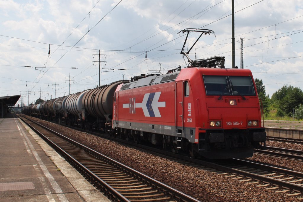 Hier 185 585-7 mit einem Kesselwagenzug, bei der Durchfahrt am 1.7.2013 durch Berlin Schnefeld Flughafen, in Richtung Berlin Grnauer Kreuz.
