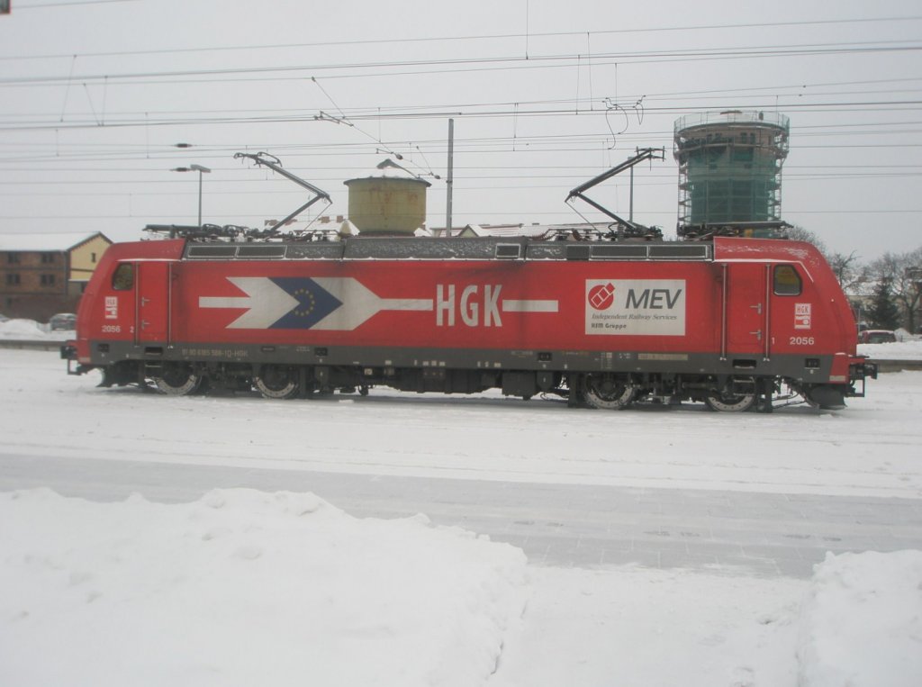 Hier 185 588-3 der HGK, abgestellt am 1.2.2010 in Angermnde.