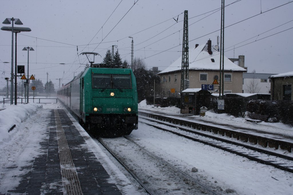 Hier die 185 617-8 bei der Einfahrt in's winterliche Neumarkt (Oberpfalz) 